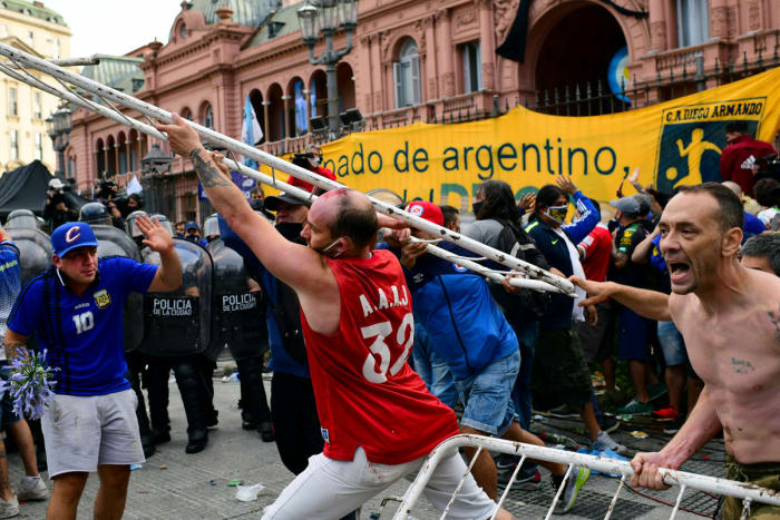 The Casa Rosada in November, as police tried to turn away mourners.